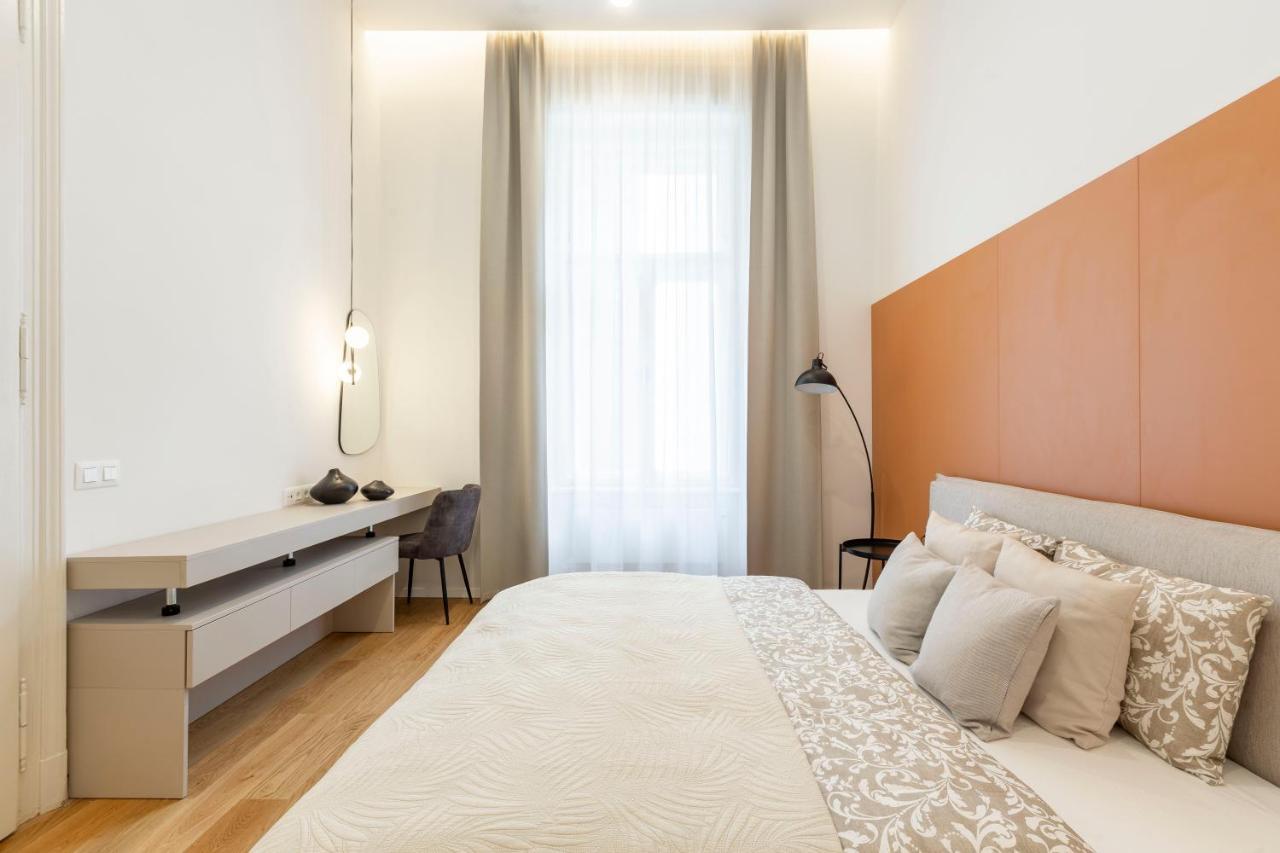 Luxurious Minimalist Residence With Sauna By Prestige Homes Budapest Eksteriør bilde