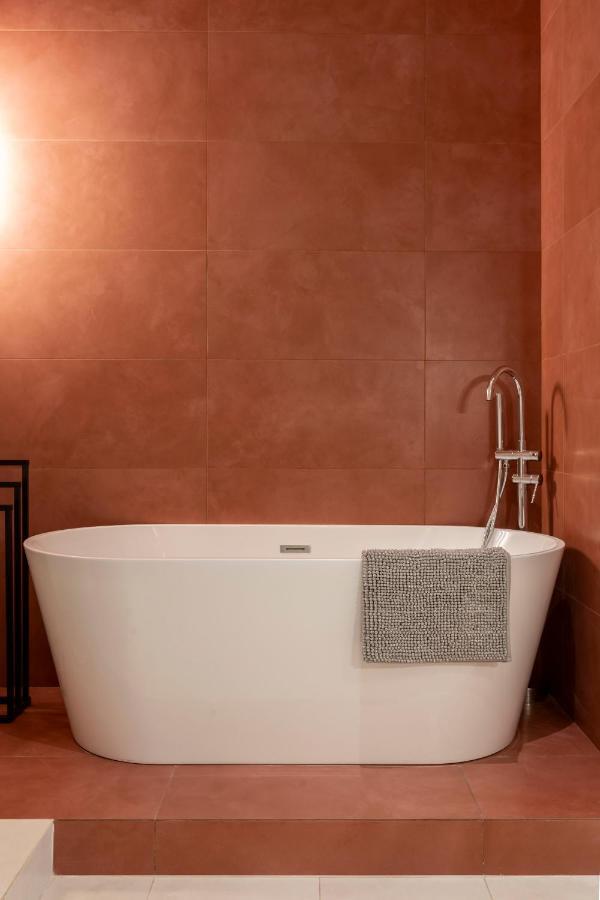 Luxurious Minimalist Residence With Sauna By Prestige Homes Budapest Eksteriør bilde